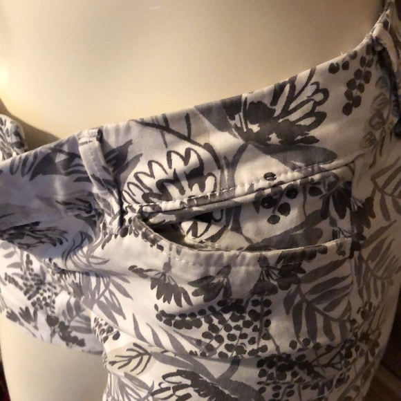 Grey and white floral print shorts (size 2) - Picture 3 of 8